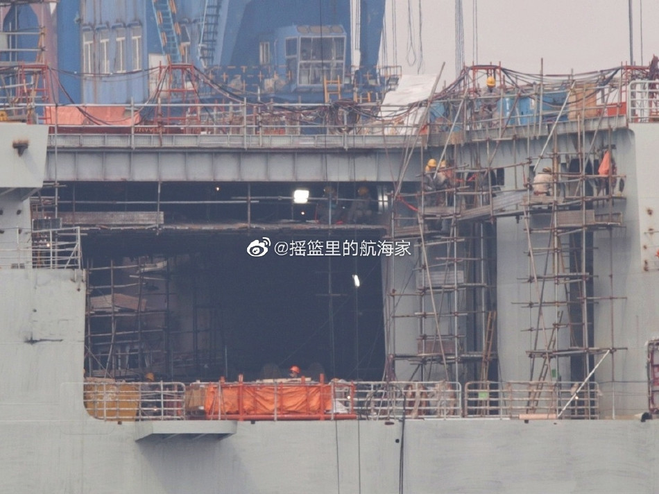  Tàu đổ bộ tấn công Type 075 thứ hai của Trung Quốc hiện tại vẫn đang được gấp rút hoàn thiện những công đoạn cuối để kịp hạ thuỷ đúng hạn. Nguồn ảnh: Sina.