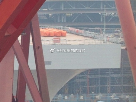 Trong khi đó chiếc đầu tiên đã được hạ thuỷ và vừa xảy ra vụ hoả hoạn hồi cuối tuần trước được dự kiến sẽ phục vụ trong Hạm đội Nam Hải (hoạt động ở Biển Đông) của Trung Quốc. Nguồn ảnh: Sina.