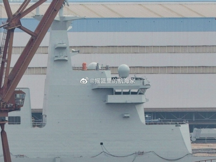 Theo nhiều thông tin được truyền thông trong và người nước đăng tải, nhiều khả năng chiếc Type 075 thứ hai của Trung Quốc sẽ được hạ thuỷ trong nửa đầu năm 2020 này. Tuy nhiên ngày cụ thể vẫn chưa được ấn định. Nguồn ảnh: Sina.