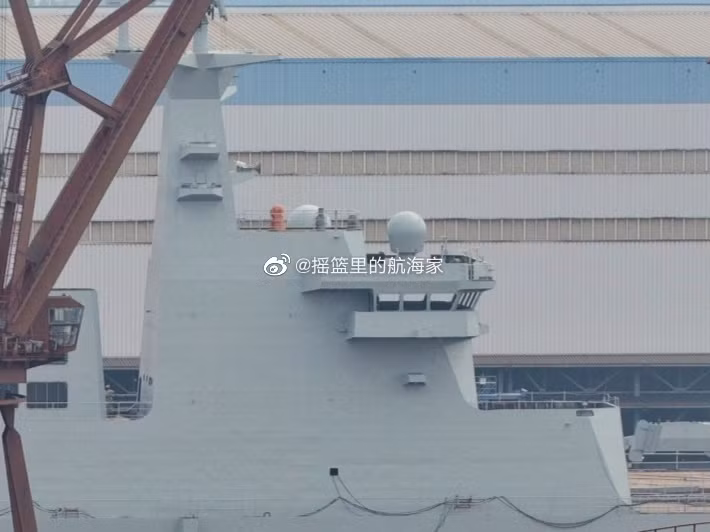 Theo nhiều thông tin được truyền thông trong và người nước đăng tải, nhiều khả năng chiếc Type 075 thứ hai của Trung Quốc sẽ được hạ thuỷ trong nửa đầu năm 2020 này. Tuy nhiên ngày cụ thể vẫn chưa được ấn định. Nguồn ảnh: Sina.