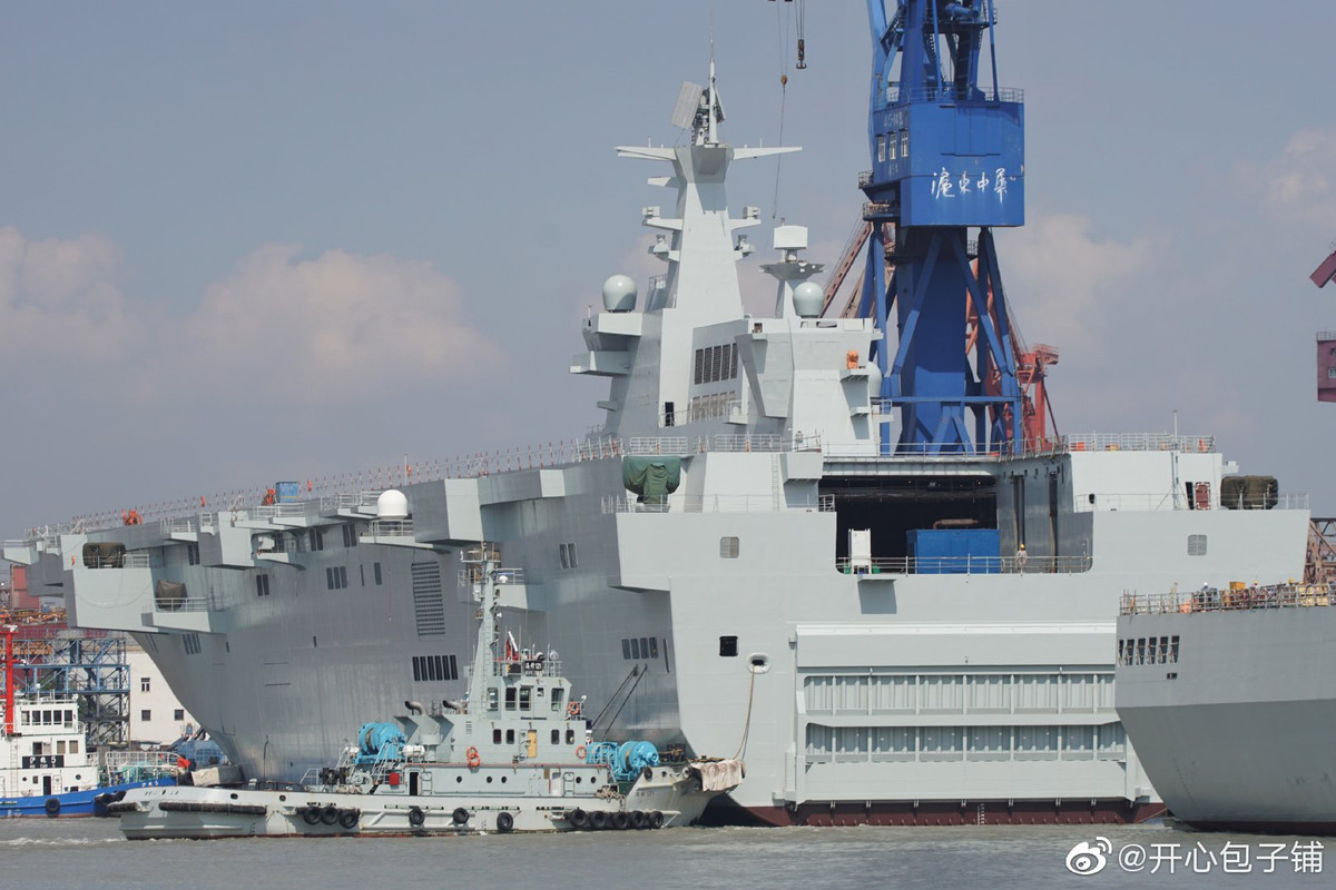 Chiếc Type 075 đầu tiên được dự kiến sẽ xuất hiện trong cuộc duyệt binh của Hải quân Trung Quốc vào cuối năm nay - tất nhiên là nếu nó được nhập biên đúng hạn. Nguồn ảnh: Sina.