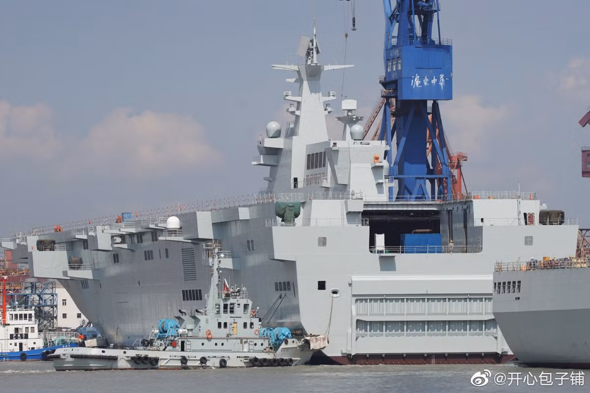 Chiếc Type 075 đầu tiên được dự kiến sẽ xuất hiện trong cuộc duyệt binh của Hải quân Trung Quốc vào cuối năm nay - tất nhiên là nếu nó được nhập biên đúng hạn. Nguồn ảnh: Sina.