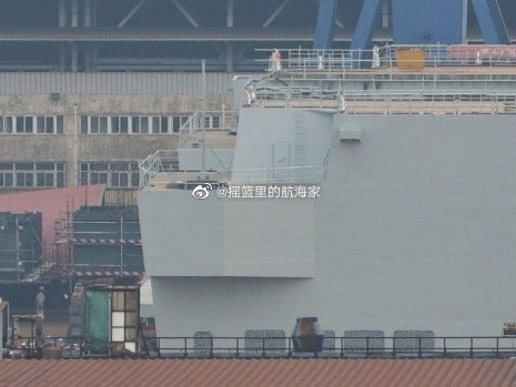 Mặc dù vậy lớp tàu đổ bộ Type 075 này của Trung Quốc vẫn chưa phải là lớn nhất thế giới, nó vẫn thua kém một phần so với tàu đổ bộ lớp Wasp và America của Mỹ. Nguồn ảnh: Sina.