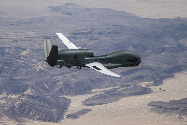RQ-4 Global Hawk là máy bay do thám không người lái hiện đại nhất của quân đội Mỹ. Loại UAV do thám này có khả năng chụp, thu thập, truyền về căn cứ các hình ảnh địa hình, vật thể, trận địa với độ phân giải cực cao.