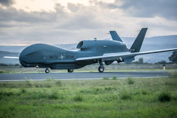 Máy bay được đánh giá là sự kỳ diệu của công nghệ Không quân Mỹ, RQ-4 Global Hawk mang trong mình những hiệu năng vượt trội so với huyền thoại Lockheed U-2.