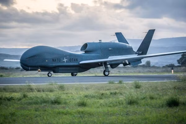 Máy bay được đánh giá là sự kỳ diệu của công nghệ Không quân Mỹ, RQ-4 Global Hawk mang trong mình những hiệu năng vượt trội so với huyền thoại Lockheed U-2.