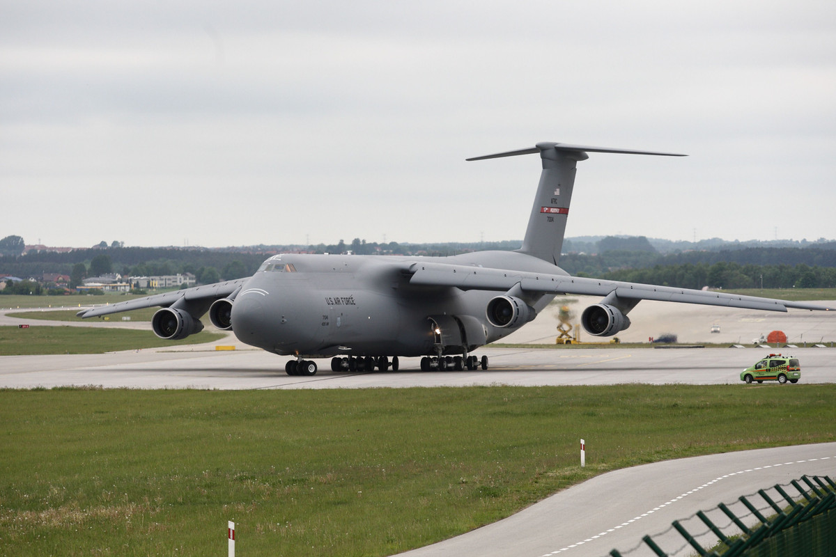 Tổng cộng có khoảng 120 chiếc C-5 Galaxy từng được sản xuất. Loại máy bay vận tải hạng nặng này đã được ra đời từ năm 70 của thế kỷ trước nhưng tới nay vẫn còn quá tốt nên vẫn được quân đội Mỹ sử dụng với số lượng lớn. Nguồn ảnh: Flickr.