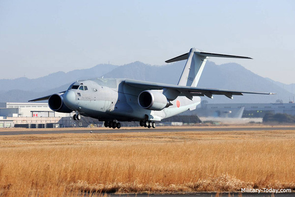 Kawasaki C-2 của Nhật Bản dù chỉ có khả năng mang theo tối đa 37 tấn hàng hoá, tuy nhiên lại có tầm bay được "mở rộng'' hơn rất nhiều so với phiên bản C-1 đầu tiên - vốn dĩ bị giới hạn tầm bay nội địa, không đủ khả năng thực hiện bay vượt biển ra nước ngoài vì các rằng buộc trong hiến pháp của nước này. Nguồn ảnh: Flickr.