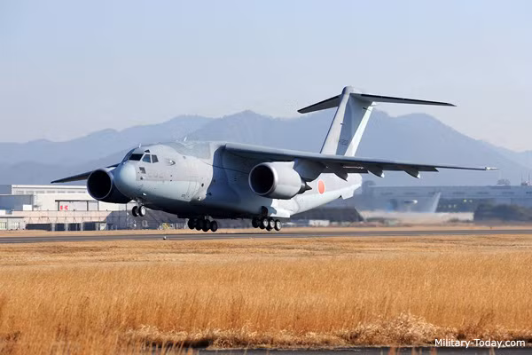 Kawasaki C-2 của Nhật Bản dù chỉ có khả năng mang theo tối đa 37 tấn hàng hoá, tuy nhiên lại có tầm bay được "mở rộng'' hơn rất nhiều so với phiên bản C-1 đầu tiên - vốn dĩ bị giới hạn tầm bay nội địa, không đủ khả năng thực hiện bay vượt biển ra nước ngoài vì các rằng buộc trong hiến pháp của nước này. Nguồn ảnh: Flickr.