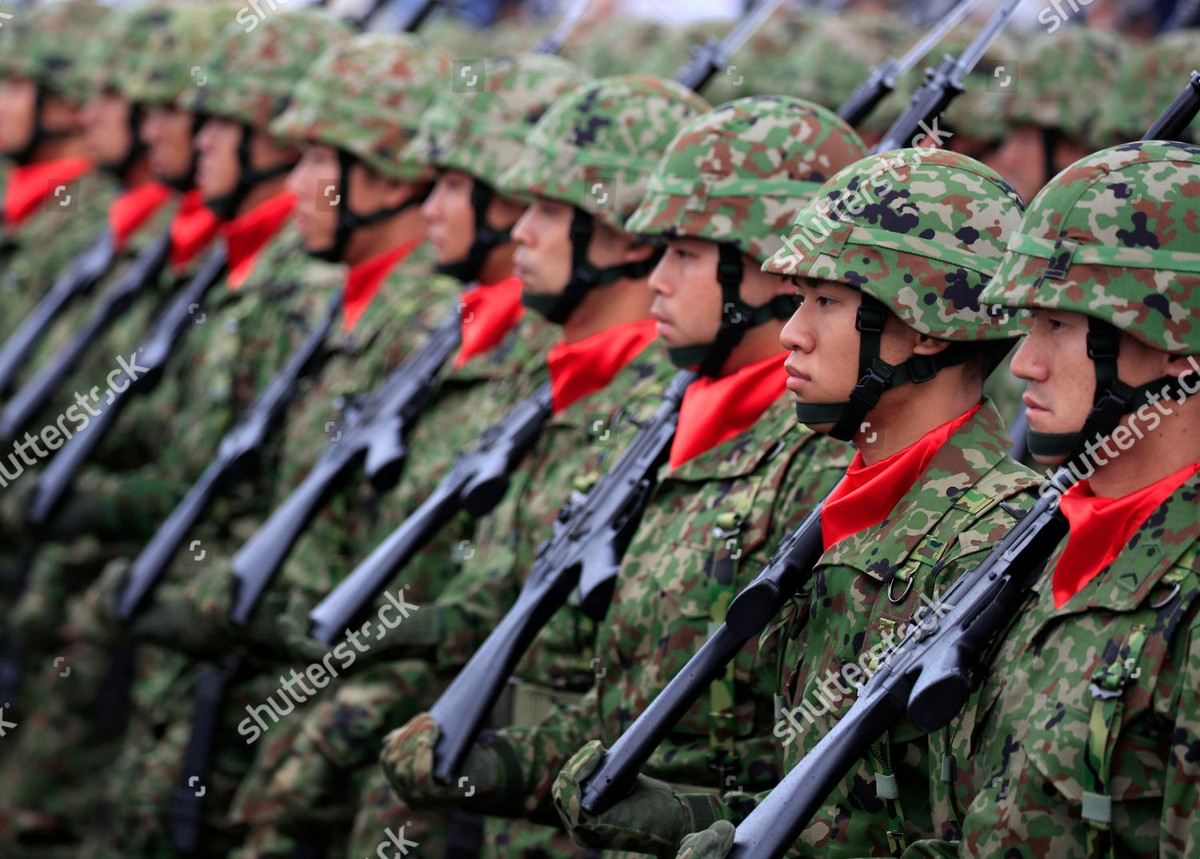 Thậm chí, nhiều người vẫn còn nhớ ngay khi Thủ tướng Shinzo Abe lên nắm quyền, ông đã tuyên bố rằng cần sửa đổi điều khoản hoà bình trong hiến pháp, nghĩa là cho phép Nhật Bản có lực lượng vũ trang riêng. Nguồn ảnh: Pinterest.