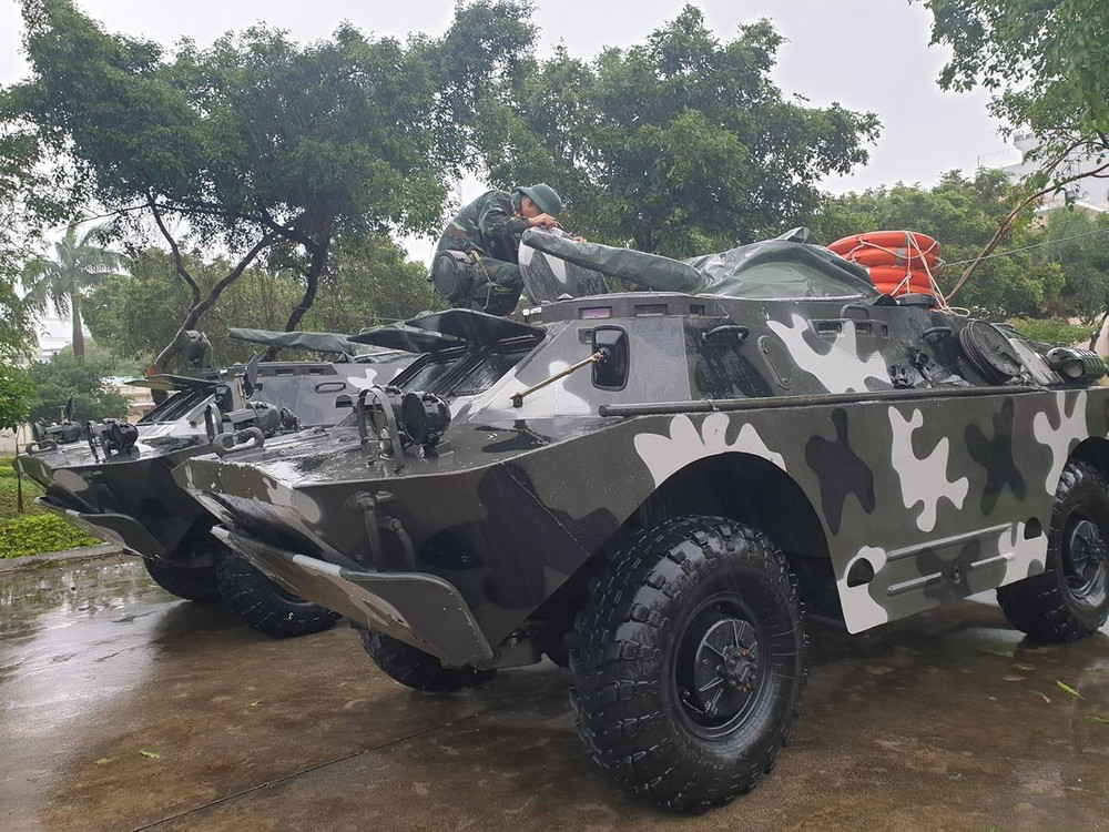 Một trong những đặc điểm khác biệt của BRDM-2 so với những loạt thiết giáp khác của Liên Xô trước đây đó là nó sử dụng động cơ xăng - thay vì động cơ dùng nhiên liệu diesel. Nguồn ảnh: QPVN.