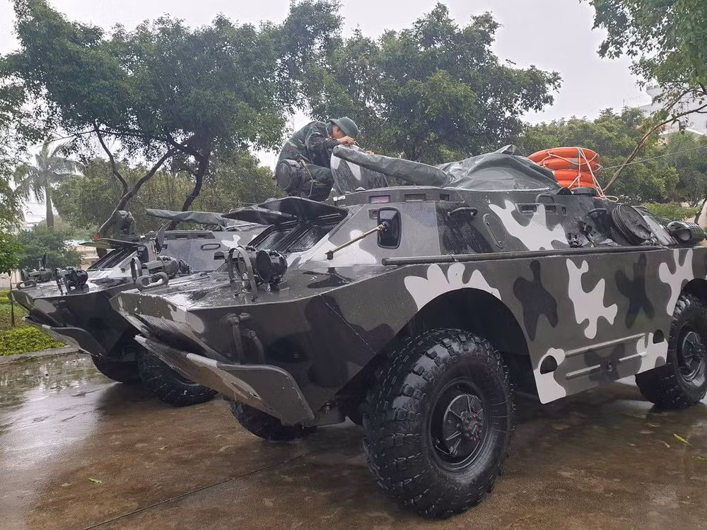Một trong những đặc điểm khác biệt của BRDM-2 so với những loạt thiết giáp khác của Liên Xô trước đây đó là nó sử dụng động cơ xăng - thay vì động cơ dùng nhiên liệu diesel. Nguồn ảnh: QPVN.