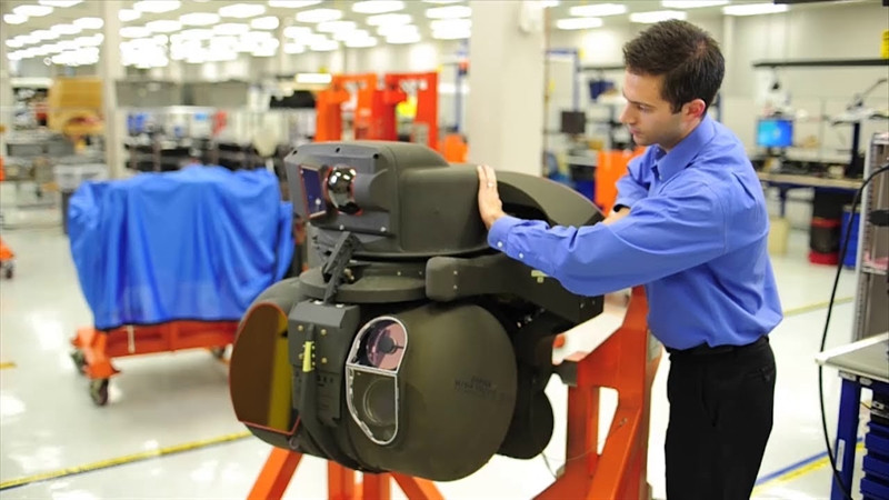 Các hình ảnh được trích xuất ra hệ thống hiển thị của phi công sẽ chỉ có màu đen-trắng có độ tương phản cao giúp phi công có được tầm nhìn tốt hơn gấp nhiều lần so với việc sử dụng hệ thống nhìn đêm đưa ra hình ảnh ám xanh như thông thường.