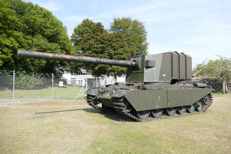 Nhiều tài liệu gọi FV4005 là khẩu pháo tự hành, cũng có nhiều tài liệu gọi đây là một cỗ xe tăng. Đơn giản là do nó có cỡ nòng quá lớn so với một chiếc xe tăng thông thường nhưng lại được chế tạo để trở thành một xe tăng. Nguồn ảnh: Foto.