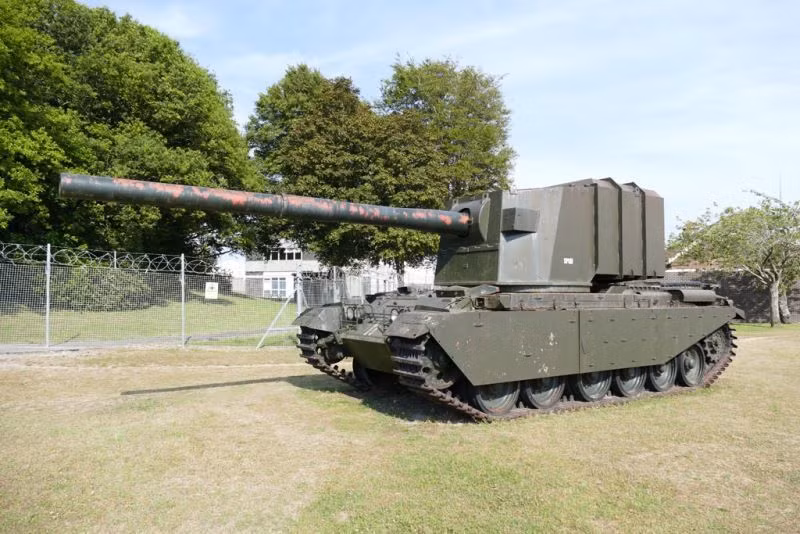 Nhiều tài liệu gọi FV4005 là khẩu pháo tự hành, cũng có nhiều tài liệu gọi đây là một cỗ xe tăng. Đơn giản là do nó có cỡ nòng quá lớn so với một chiếc xe tăng thông thường nhưng lại được chế tạo để trở thành một xe tăng. Nguồn ảnh: Foto.