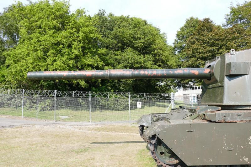 Để có thể tạo ra được tháp pháo và khung gầm cần phải được gia cố cực kỳ chắc chắn. Khung gầm được chọn là loại khung gầm tiêu chuẩn của xe tăng Centurion và xe có biên chế tới 2 nạp đạn viên. Nguồn ảnh: Foto.