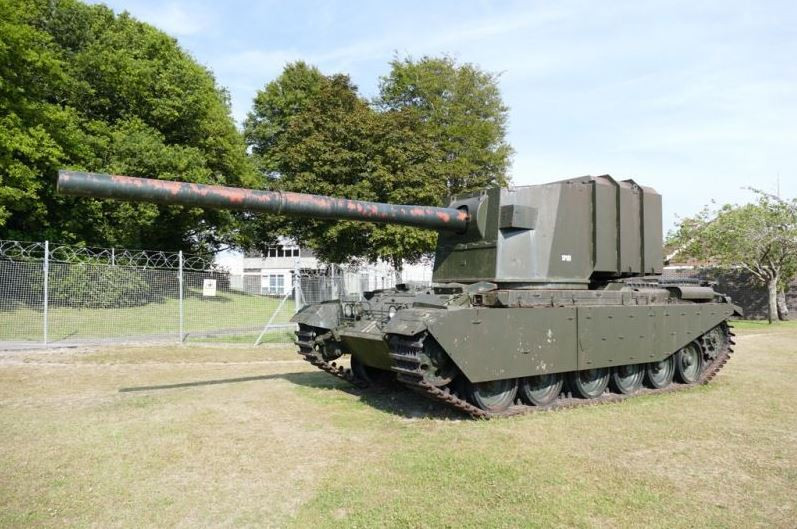 Do viên đạn pháo 183mm có kích thước quá lớn và không gian bên trong tháp pháo khá chật hẹp, người ta cần chia đầu đạn và liều phóng làm riêng hai phần. Tổng trọng lượng của một đầu đạn và một liều phóng lên tới 104.8 kg. Nguồn ảnh: Foto.