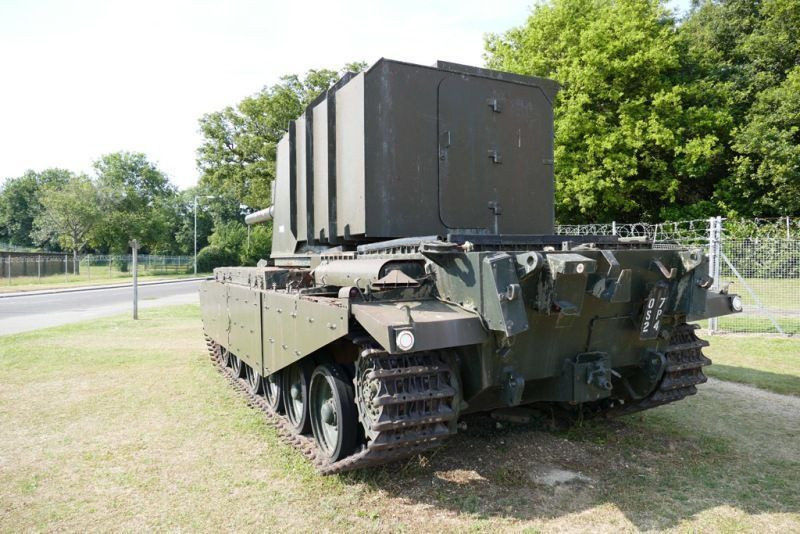 Đây là cỡ nòng lớn nhất mà các kỹ sư Anh có thể đặt lên một khung gầm xe tăng, khẩu pháo được sử dụng là pháo L4 với kích thước 7,2 inch - tương đương 183mm. Nguồn ảnh: Foto.