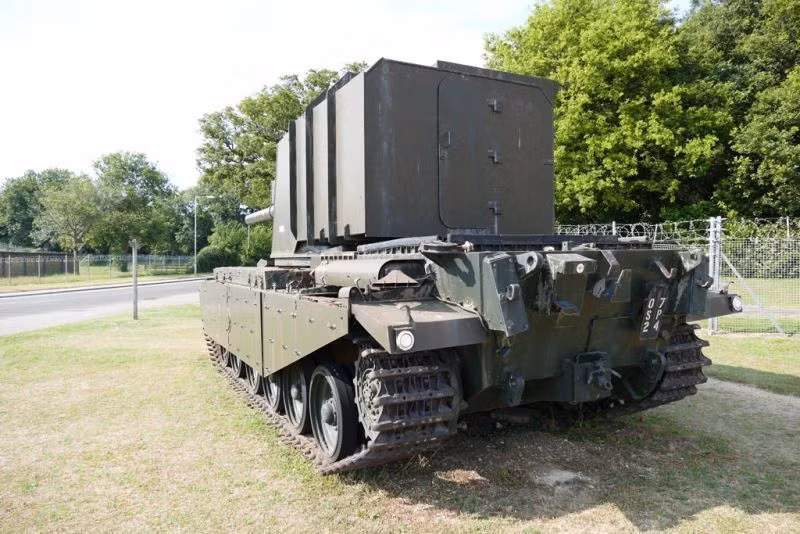 Đây là cỡ nòng lớn nhất mà các kỹ sư Anh có thể đặt lên một khung gầm xe tăng, khẩu pháo được sử dụng là pháo L4 với kích thước 7,2 inch - tương đương 183mm. Nguồn ảnh: Foto.