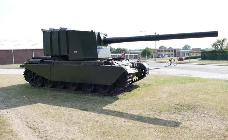 Tất nhiên là với trọng lượng cồng kềnh của đạn và liều phóng, kíp chiến đấu sẽ dần bị mất sức, tốc độ nạp đạn bằng tay sẽ ngày càng chậm. Khẩu pháo tự hành này dần dần không còn thu hút được sự quan tâm của quân đội Anh và cuối cùng bị huỷ bỏ. Nguồn ảnh: Foto.