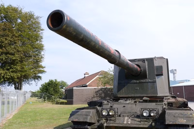 Khẩu pháo này có sức mạnh khủng khiếp, chỉ tính riêng trọng lượng của toàn cơ cấu pháo đã lên tới 4 tấn. Mỗi phát khai hoả, khẩu pháo này tạo ra sức giật tương đương với 87 tấn. Nguồn ảnh: Foto.