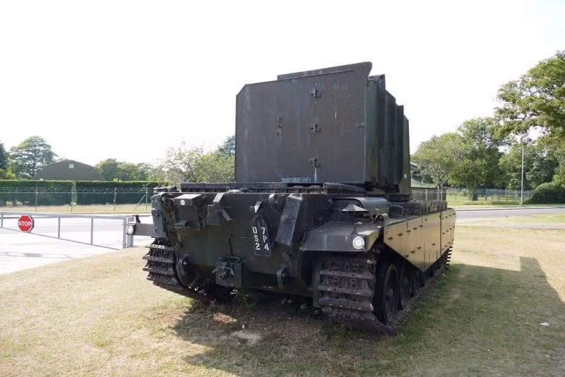 Quá trình chế tạo FV4005 được Anh bắt tay thực hiện từ năm 1950. Mục đích của chương trình này là tạo ra một cỗ xe tăng có sức mạnh lớn nhất thời bấy giờ, sử dụng cỡ nòng tới 183mm. Nguồn ảnh: Foto.