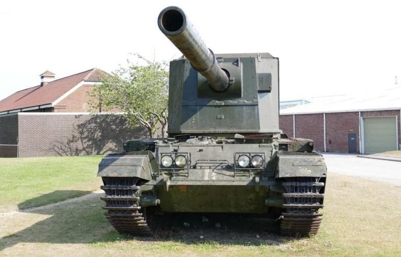 Ban đầu, các kỹ sư của Anh dự tính FV4005 sẽ có tốc độ bắn vào khoảng 6 viên mỗi phút - nghĩa là chỉ 10 giây cho mỗi viên. Tuy nhiên sau khi chế tạo thử nghiệm xong, tốc độ bắn thực tế chậm hơn thế rất nhiều lần, không thể khai hoả được nổi 3 viên mỗi phút. Nguồn ảnh: Foto.