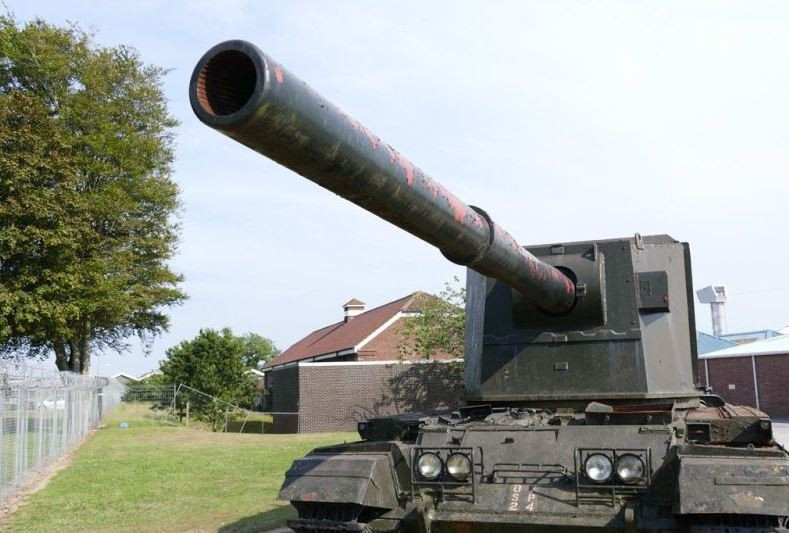 Cho tới thời điểm hiện tại, cỡ nòng phổ biến của xe tăng do các nước NATO và các quốc gia thân phương Tây khác sản xuất vẫn chỉ là 120mm, cỡ nòng của các nước thân Liên Xô/Nga hay Trung Quốc là 125mm. Trong tương lai, siêu tăng Armata của Nga dự kiến sẽ dùng cỡ nòng 140mm, tuy nhiên đây mới chỉ là dự định của Moscow. Nguồn ảnh: Foto.