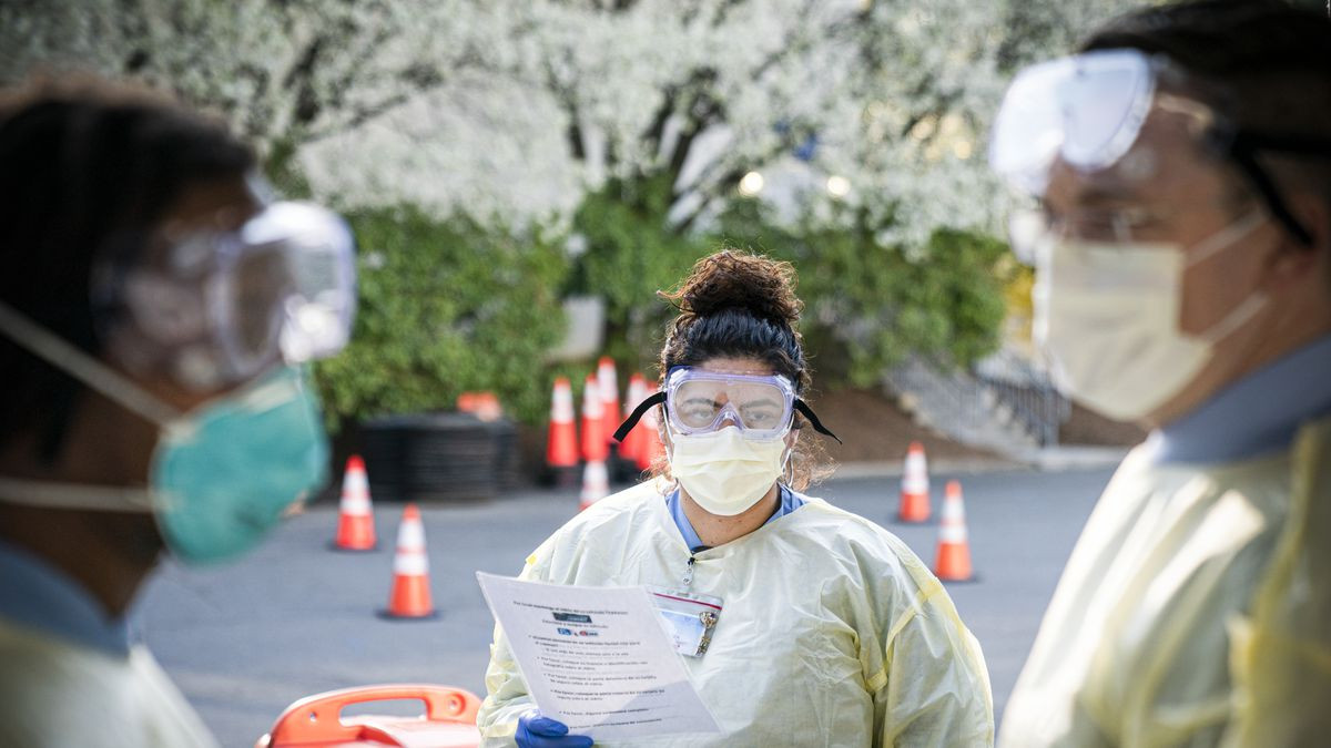 Điều này khiến truyền thông Mỹ lo sợ rằng cảnh báo về việc tối đa sẽ có tới 240.000 người Mỹ thiệt mạng của Tổng thống Donald Trump trong những ngày gần đây đang dần hiện hữu. Nguồn ảnh: USarmy.