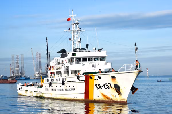 Hiện tại trong biên chế của Kiểm ngư Việt Nam, lớp tàu kiểm ngư KN-750 là loại tàu có quân số đông thứ hai sau lớp TK-1482C. Nhiệm vụ chính của lớp tàu này là tuần tra và tìm kiếm cứu nạn trên biển. Nguồn ảnh: KNVN. Video Bàn giao tàu kiểm ngư hiện đại nhất cho lực lượng Kiểm Ngư Việt Nam. Nguồn: VTC14.