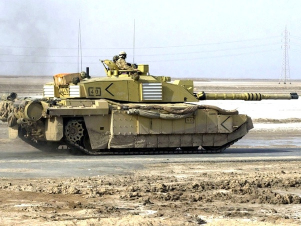 Giải pháp - rất đơn giản đó là chỉ cần sử dụng những tấm chắn kích thước lớn để che lại phần bánh xích xe tăng - giống như cách người Anh từng thực hiện trên xe tăng Challenger của họ ở trong chính cuộc chiến này. Nguồn ảnh: Pinterest.