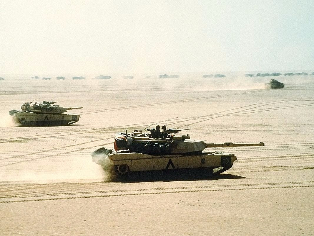 Mặc dù đã được quân đội Mỹ đưa vào biên chế từ những năm 80 - nghĩa là nhiều năm trước khi nổ ra Chiến tranh vùng Vịnh, tuy nhiên ngay khi đặt chân tới Kuwait, các xe tăng M1 Abrams của Mỹ đã gặp phải hàng loạt vấn đề nghiêm trọng. Nguồn ảnh: Pinterest.
