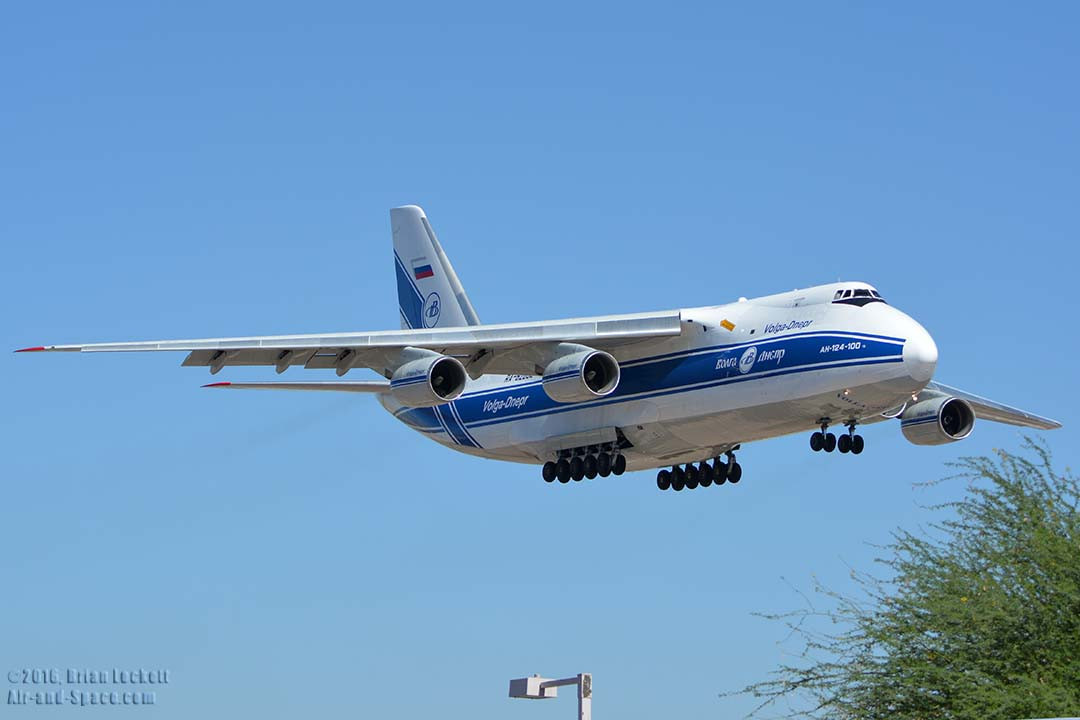 Được ra đời từ năm 1986 và có tổng cộng 55 chiếc từng được chế tạo, An-124 có giá từ 70 tới 100 triệu USD cho mỗi chiếc. Nguồn ảnh: Airliners.