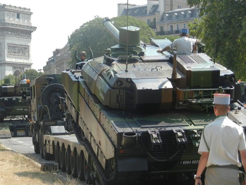 Trong số những loại xe tăng có hệ thống nạp đạn tự động hiện đại nhất thế giới, đầu tiên cần phải kể tới xe tăng AMX-56 Leclerc của Pháp. Đây là loại xe tăng bắt đầu được sản xuất hàng loạt từ năm 1991. Nguồn ảnh: Pinterest.