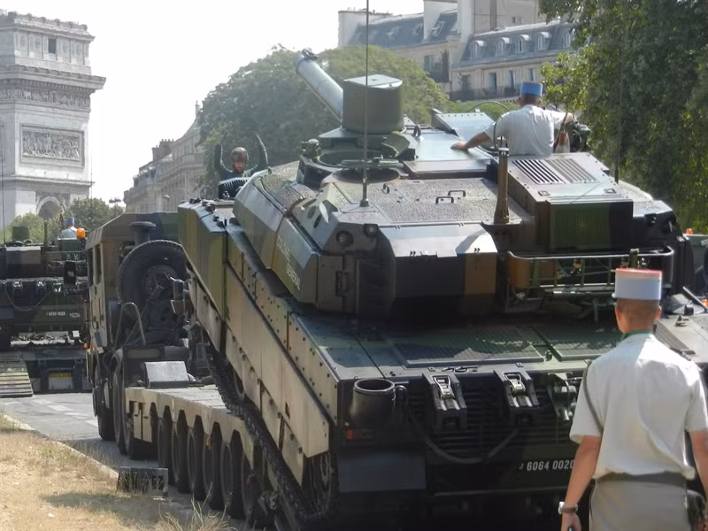 Trong số những loại xe tăng có hệ thống nạp đạn tự động hiện đại nhất thế giới, đầu tiên cần phải kể tới xe tăng AMX-56 Leclerc của Pháp. Đây là loại xe tăng bắt đầu được sản xuất hàng loạt từ năm 1991. Nguồn ảnh: Pinterest.