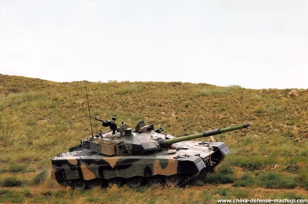 Các kỹ sư của Trung Quốc và Pakistan đã áp dụng tối đa kinh nghiệm chế tạo cũng như triết lý chế tạo xe tăng của xe tăng Liên Xô. Hệ thống nạp đạn tự động của xe tăng MBT-2000 có cơ số đạn tổng cộng 39 viên. Nguồn ảnh: Pinterest.