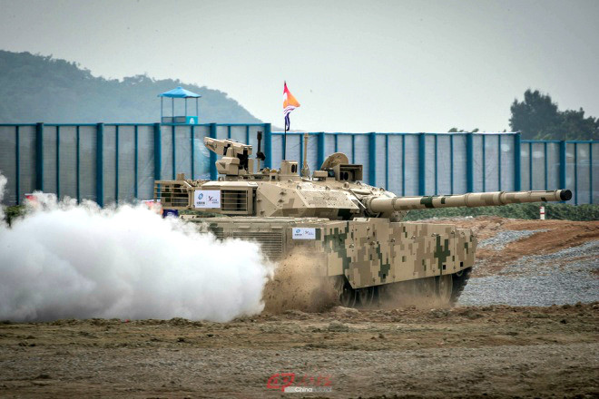 Điểm ưu việt của MBT-2000 không những đến từ hệ thống nạp đạn mà còn từ giá thành. Với giá chỉ khoảng hơn 4 triệu USD, đây là một trong những loại xe tăng chủ lực có giá tốt nhất thế giới hiện nay. Nguồn ảnh: Pinterest.