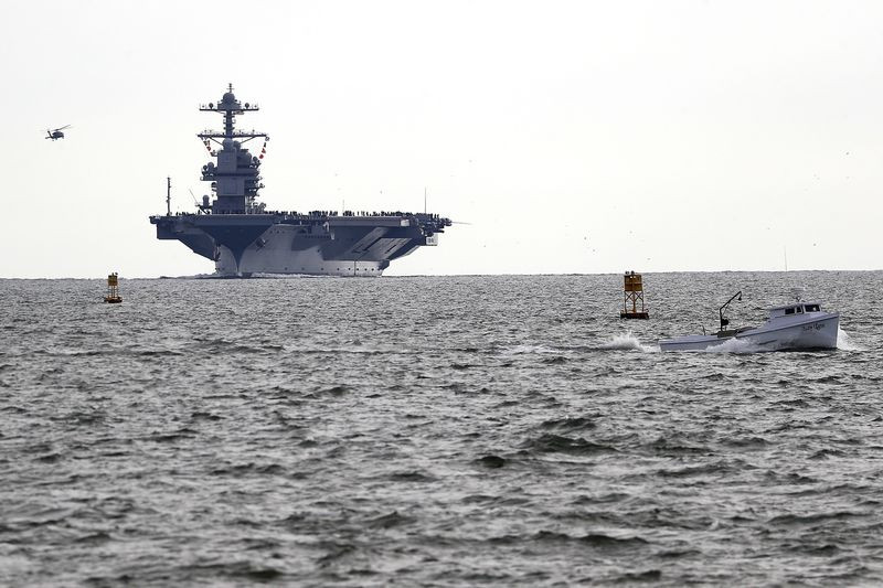 Ngoài ra, trên tàu sân bay Gerald R. Ford còn có ba tổ hợp pháo cao tốc Phalanx. Loại pháo cao tốc này có tốc độ bắn tối đa lên tưới 6000 viên/phút và là "chốt chặn cuối cùng" để tự vệ tàu sân bay. Nguồn ảnh: BI.