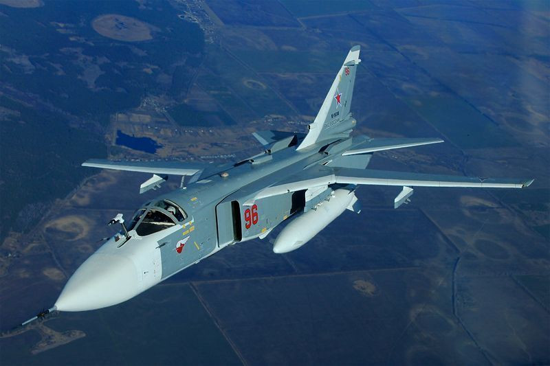 Với những loại máy bay cánh cụp cánh xoè như Su-24M, việc tiếp liệu trên không có vẻ sẽ diễn ra dễ dàng hơn do nó có khả năng cân bằng tốt hơn trên không. Nguồn ảnh: Exporu.