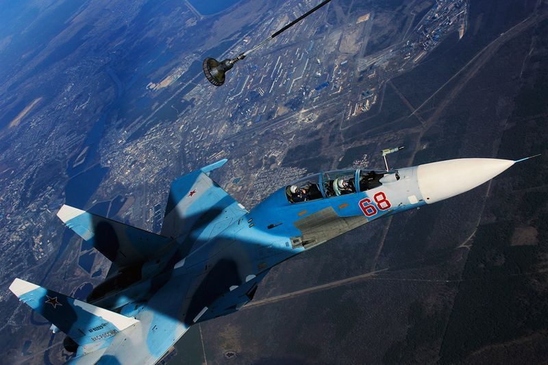 Sau đó, tiêp kích nhận liệu sẽ điều chỉnh tốc độ, góc bay để khớp nối với cần tiếp liệu được thả ra từ máy bay tiếp nhiên liệu. Nguồn ảnh: Exporu.