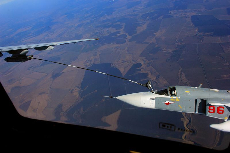 Trong quá trình thực hiện tiếp liệu trên không, "thùng xăng bay" Il-78 sẽ bay với tốc độ tối đa chỉ 550 km/h. Với các loại tiêm kích chiến đấu phản lực, đây là tốc độ khá chậm, khiến phi cơ trở nên khó điều khiển và dễ dẫn đến tai nạn khi đi vào nhiễu động không khí. Nguồn ảnh: Exporu.