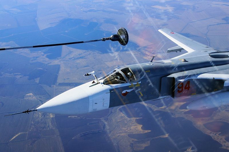 Tiếp liệu trên không là một khoa mục cực kỳ khó, đòi hỏi các phi công trên cả máy bay vận tải tiếp liệu lẫn tiêm kích nhận nhiên liệu phải cực kỳ thành thạo kỹ năng bay. Nguồn ảnh: Exporu.