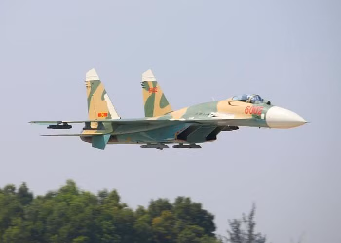 Với Su-27SK sẽ được nâng cấp lên chuẩn Su-27SKM với việc tăng số lượng giá treo vũ khí lên 12 giá, hệ thống nhiên liệu thêm 2 giá treo dưới mỗi cánh, thêm hệ thống tiếp liệu trên không, cải tiến hệ thống dẫn đường, liên lạc,... Nguồn ảnh: Flickr.