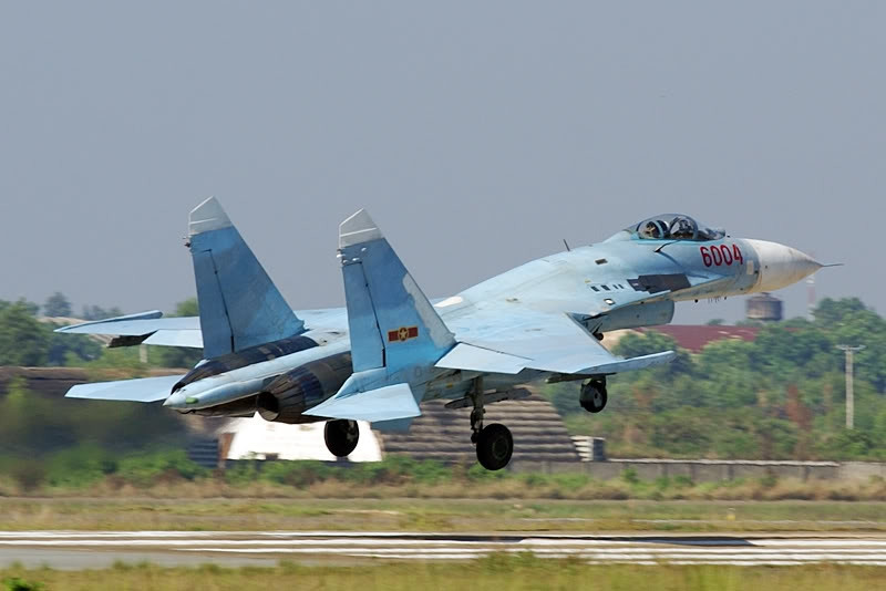 Cụ thể, hiện tại Việt Nam đang sở hữu 12 chiếc chiến đấu cơ Su-27, trong đó có 3 chiếc Su-27UBK, 2 chiếc Su-27PU và 7 chiếc Su-27SK. Nguồn ảnh: Flickr.
