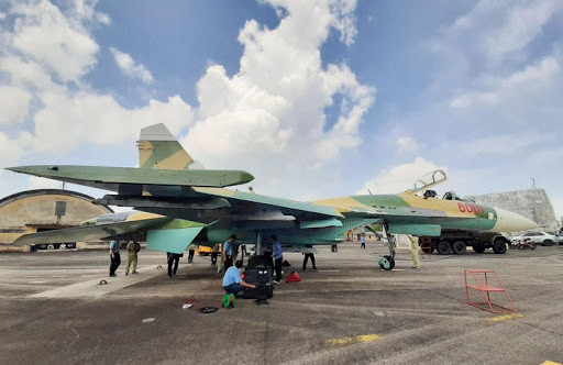 Thông thường, phiên bản Su-27UBK sẽ được nâng cấp lên chuẩn Su-27UBM, việc nâng cấp bao gồm cải tiến các thiết bị điều khiển, hệ thống kỹ thuật số, hệ thống thông tin, phân tích theo thời gian thực,... Nhiều chuyên gia khẳng định Su-27UBM có độ hiện đại không khác gì F-15E của Mỹ. Nguồn ảnh: Flickr.