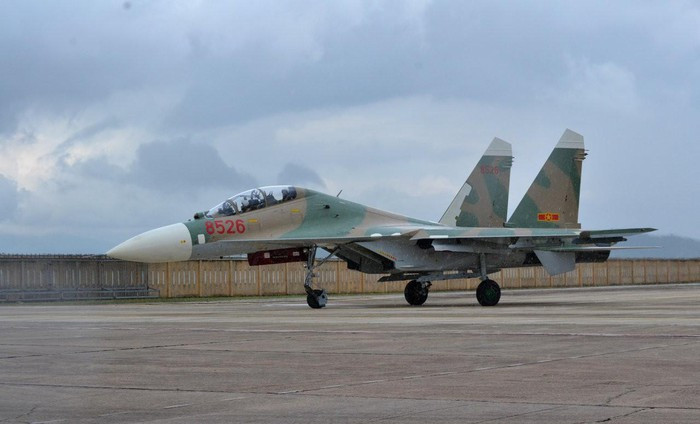 So với những phiên bản hiện đại hoá từ Su-27 ra đời sau này như Su-27SM3 của Nga, J-11B hay J-16 của Trung Quốc thì hệ thống điện tử và tác chiến điện tử ra đời từ thập niên 80 của thế kỷ trước mà Su-27SK và Su-27UBK sở hữu có phần tỏ ra thua thiệt. Nguồn ảnh: Flickr.