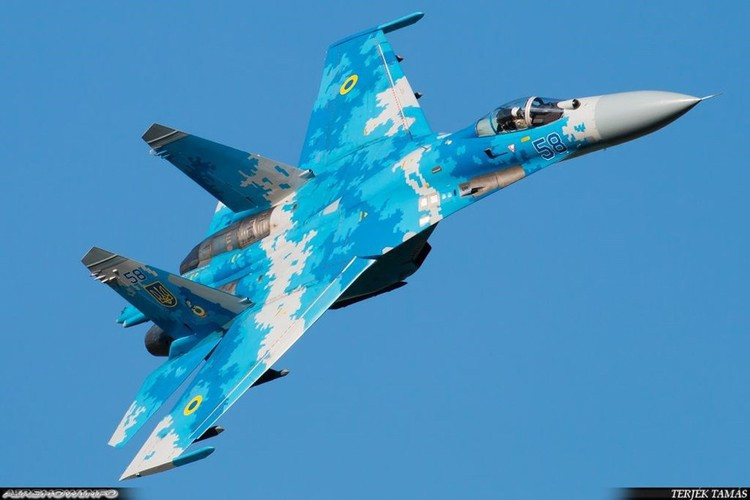 Su-27 sở hữu khả năng cơ động cao cùng với lực đẩy động cơ mạnh, có thể đạt vận tốc Mach 2+, tương đương 2.500 km/h.