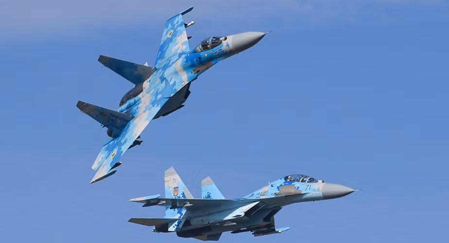 Hệ thống kiểm soát vũ khí của Su-27 cho phép phi công nhanh chóng sử dụng các loại tên lửa hoặc bom chuyên dụng nhằm tiêu diệt mục tiêu hiệu quả nhất