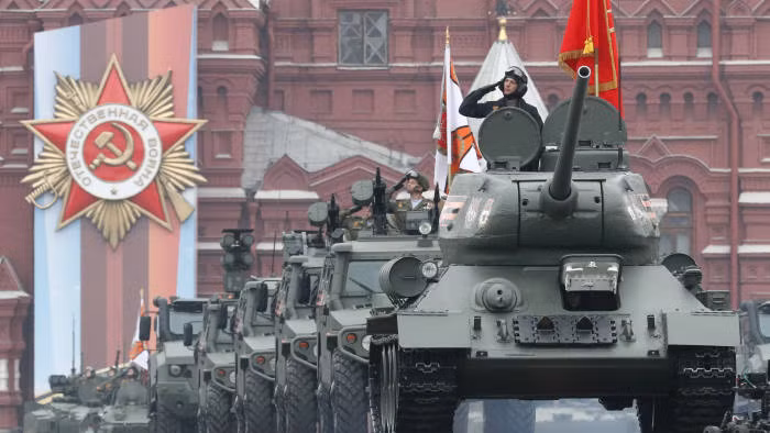 Hàng năm, mở đầu cuộc duyệt binh trên Quảng trường Đỏ luôn là chiếc "quốc tăng" T-34 huyền thoại của quân đội Liên Xô trong quá khứ. Nguồn ảnh: Sina.