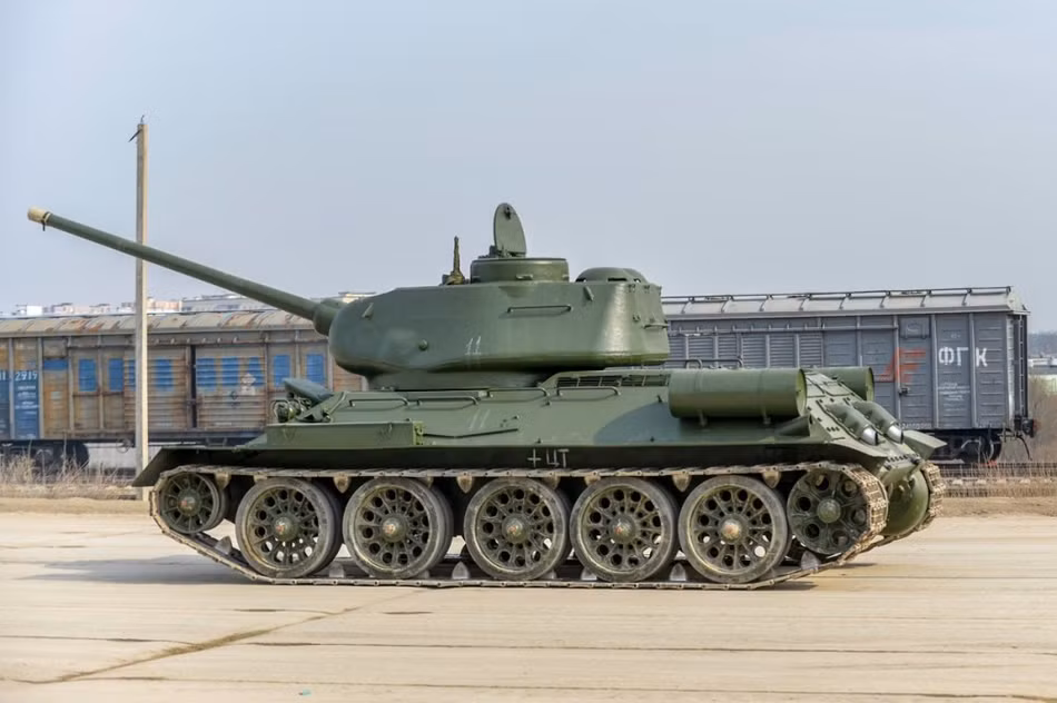 Điều đáng tiếc đó là những chiếc xe tăng hạng trung T-34 được tham gia vào những cuộc duyệt binh trên Quảng Trường Đỏ lại là phiên bản T-34-85 chứ không phải phiên bản T-34-76 nguyên gốc. Nguồn ảnh: Sina.